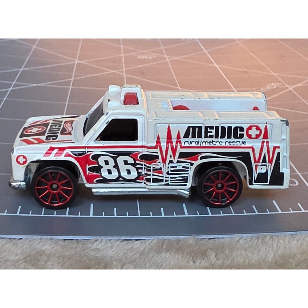Hot Wheels Medic Rural Metro Rescue Ambulance White 86 Diecast Truck 1974 Base